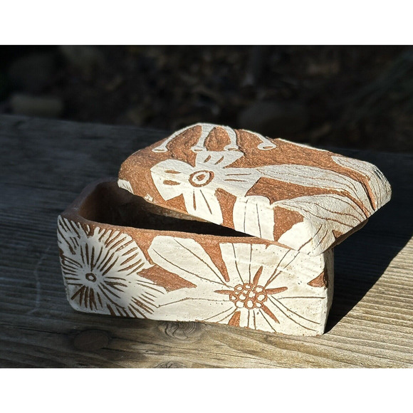 Nicole Pepper ModHomeCeramics White Floral lidded box in Red Clay Kurinuki - Picture 3 of 11
